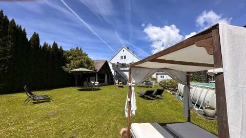 Landhaus Vorderberg tuin met heerlijk loungebed